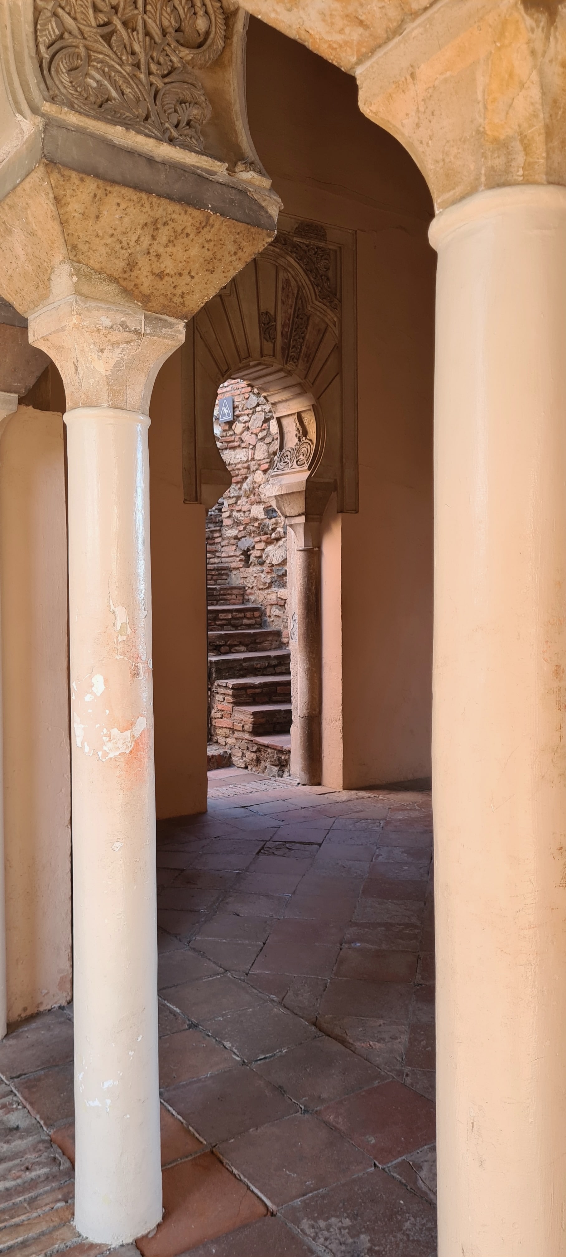 Durch Säulen und über Treppen